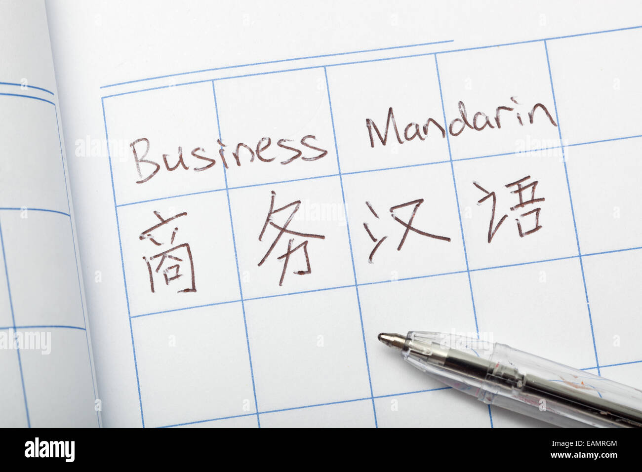 Business Mandarin geschrieben in Englisch und Chinesisch in einem Arbeitsblatt Stockfoto