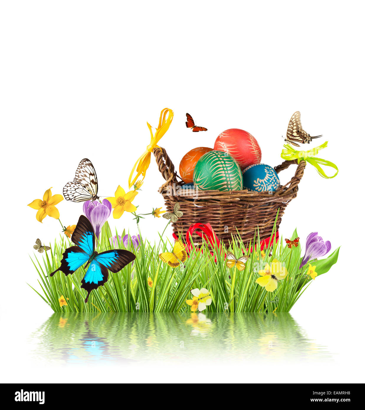 Osternest voller gefärbten Eiern in Rasen, isoliert auf weißem Hintergrund Stockfoto