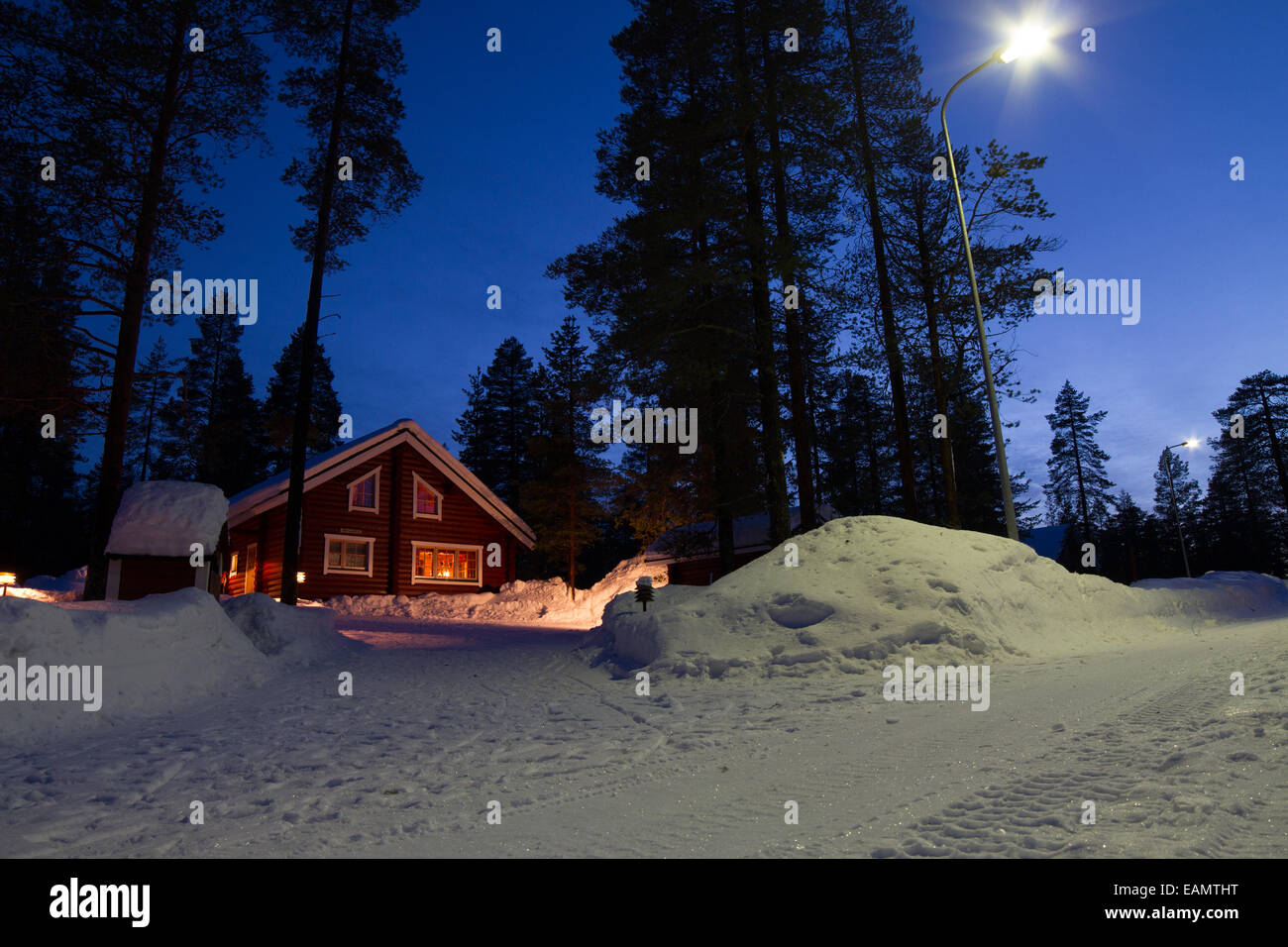 Eine verschneite Landschaft mit einer Kabine, gefangen in der Nacht Yllas, Finnisch-Lappland Stockfoto