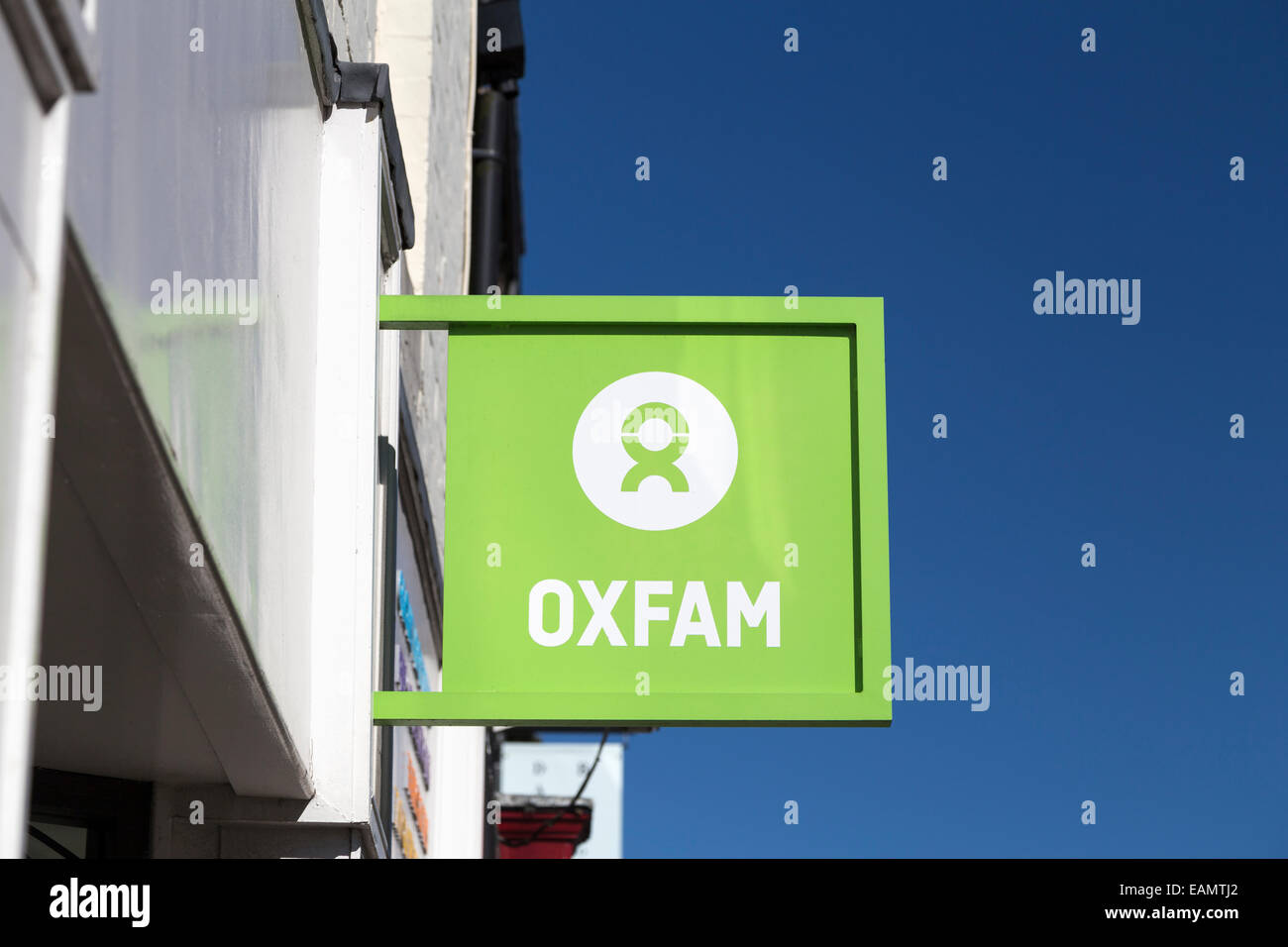 UK, Lancaster, Oxfam Charity Shop anmelden. Stockfoto