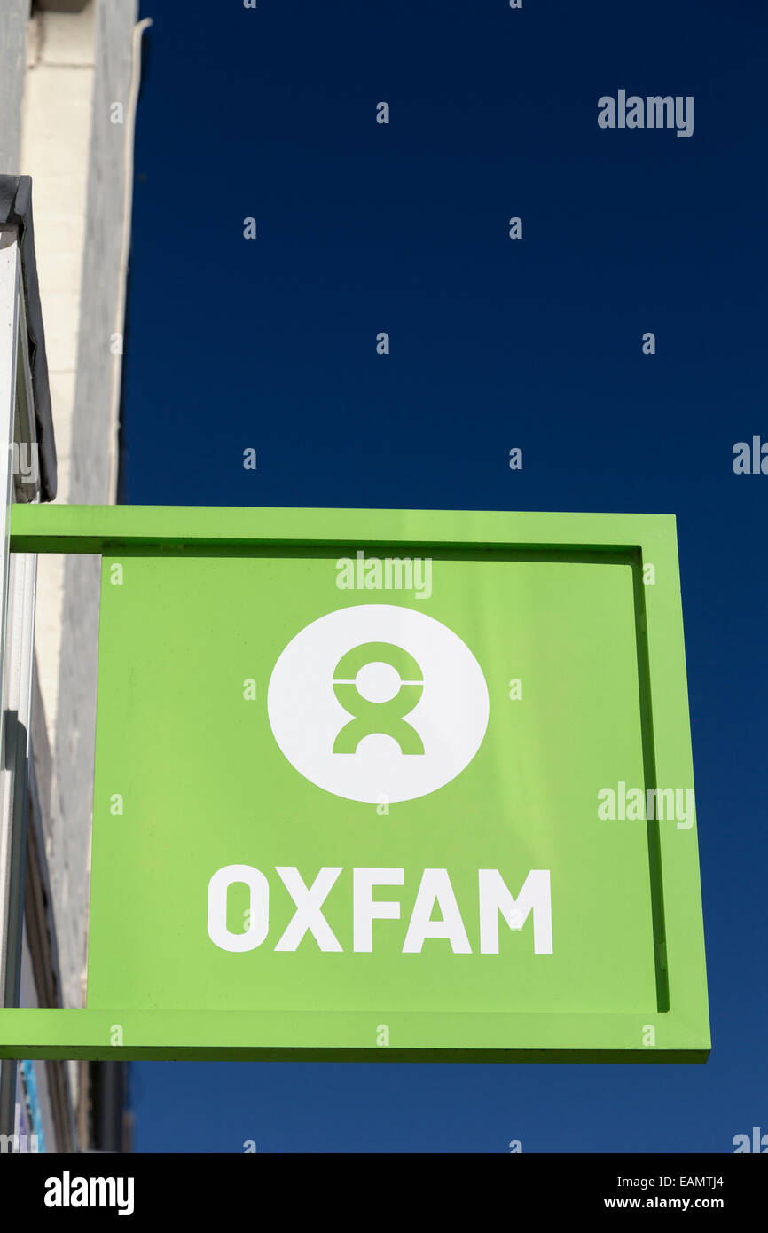 UK, Lancaster, Oxfam Charity Shop anmelden. Stockfoto