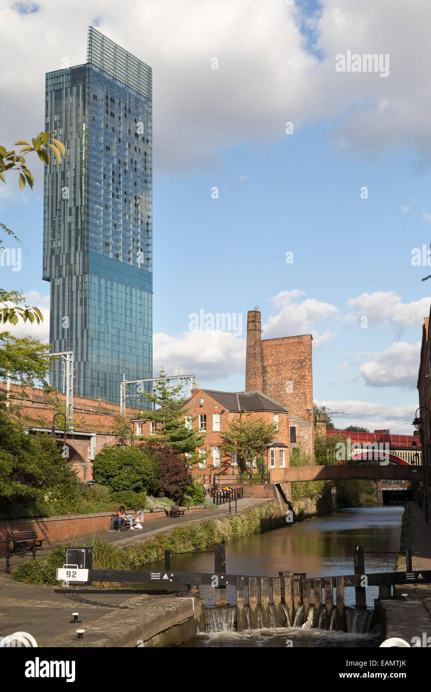 UK, Manchester, Castlefields Altstadt und modernen Beetham Tower im Hintergrund, Manchesters höchste Gebäude. Stockfoto