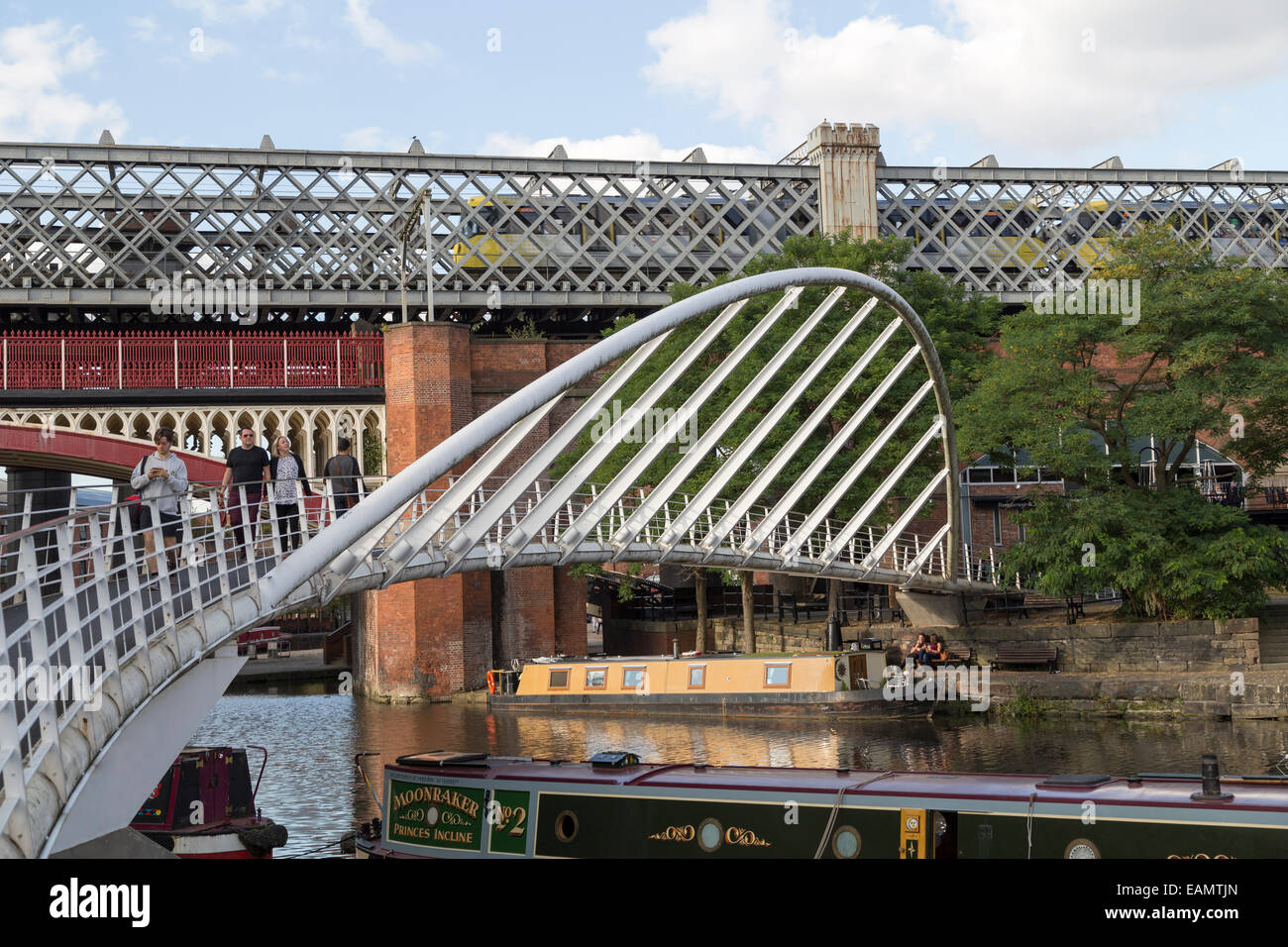 UK, Manchester, Fußgängerbrücke an der historischen Castlefields. Stockfoto