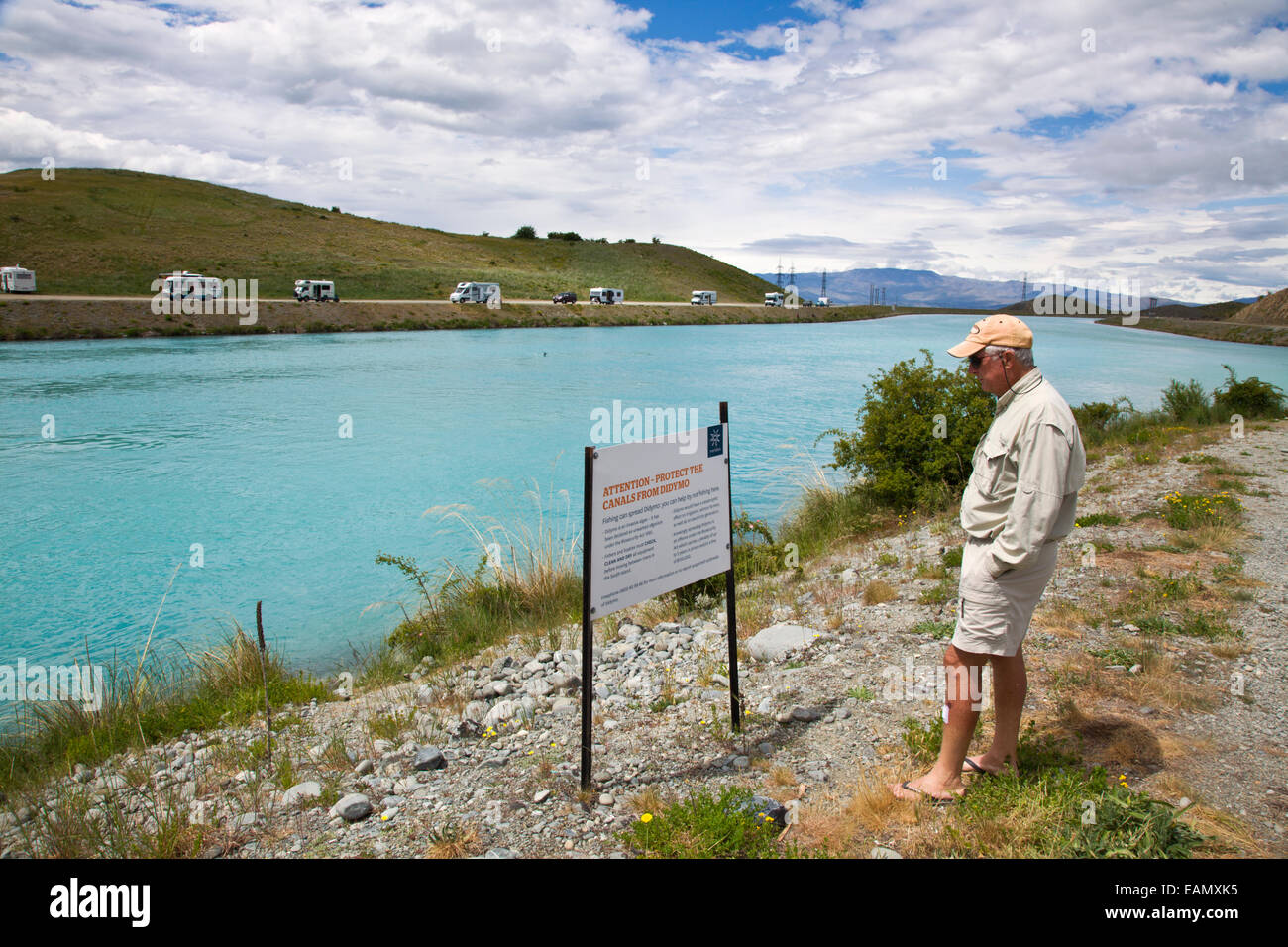 Neuseeland. Ein Tourist Fischer schaut ein Warnsignal Didymo Didymosphenia Geminata auf einem der Kanäle in Neuseeland Stockfoto