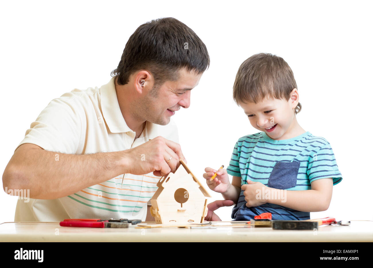 Vater und Sohn machen Nistkasten zusammen Stockfoto