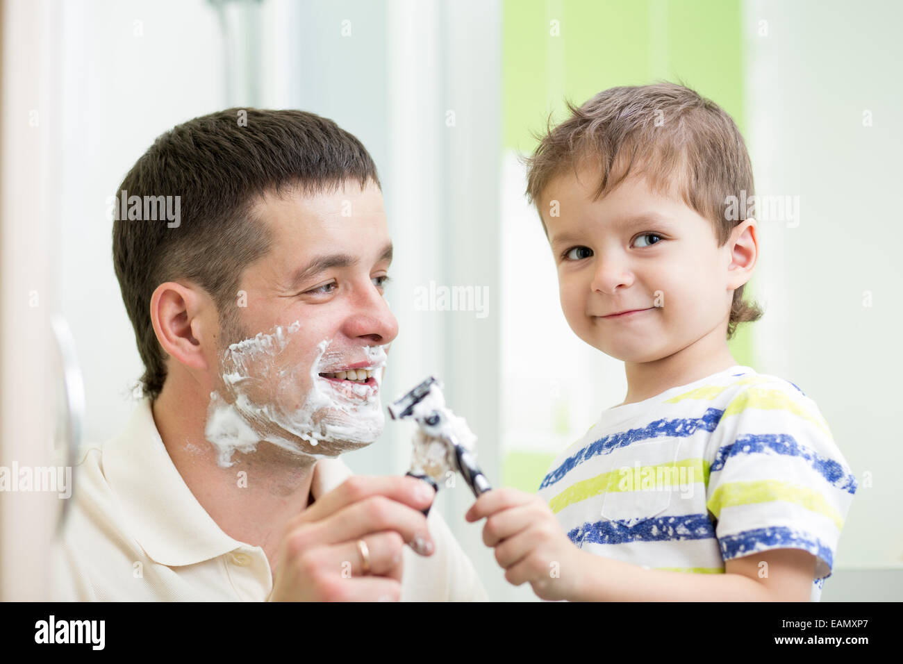 Kind Junge versucht, wie sein Vater rasieren Stockfoto