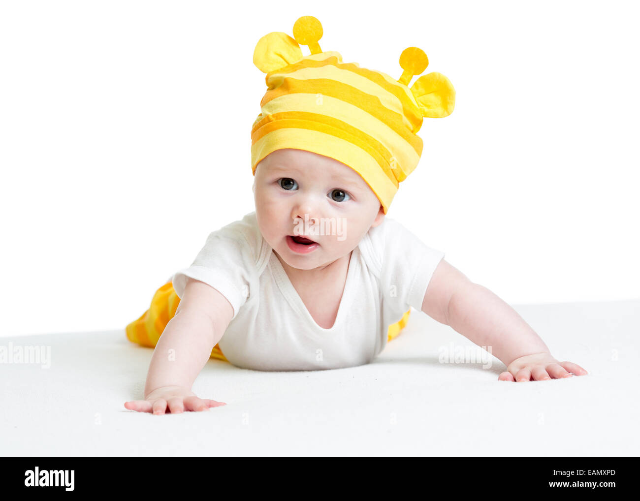 lustige Baby weared Hut auf Bauch liegend Stockfoto