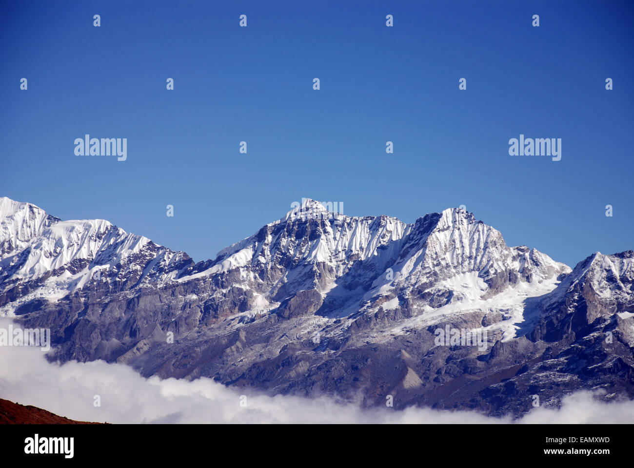 Der Berg Kangchendzönga im indischen Himalaya gesehen von einem Höhepunkt auf dem Singalila Grat in Sikkim Stockfoto