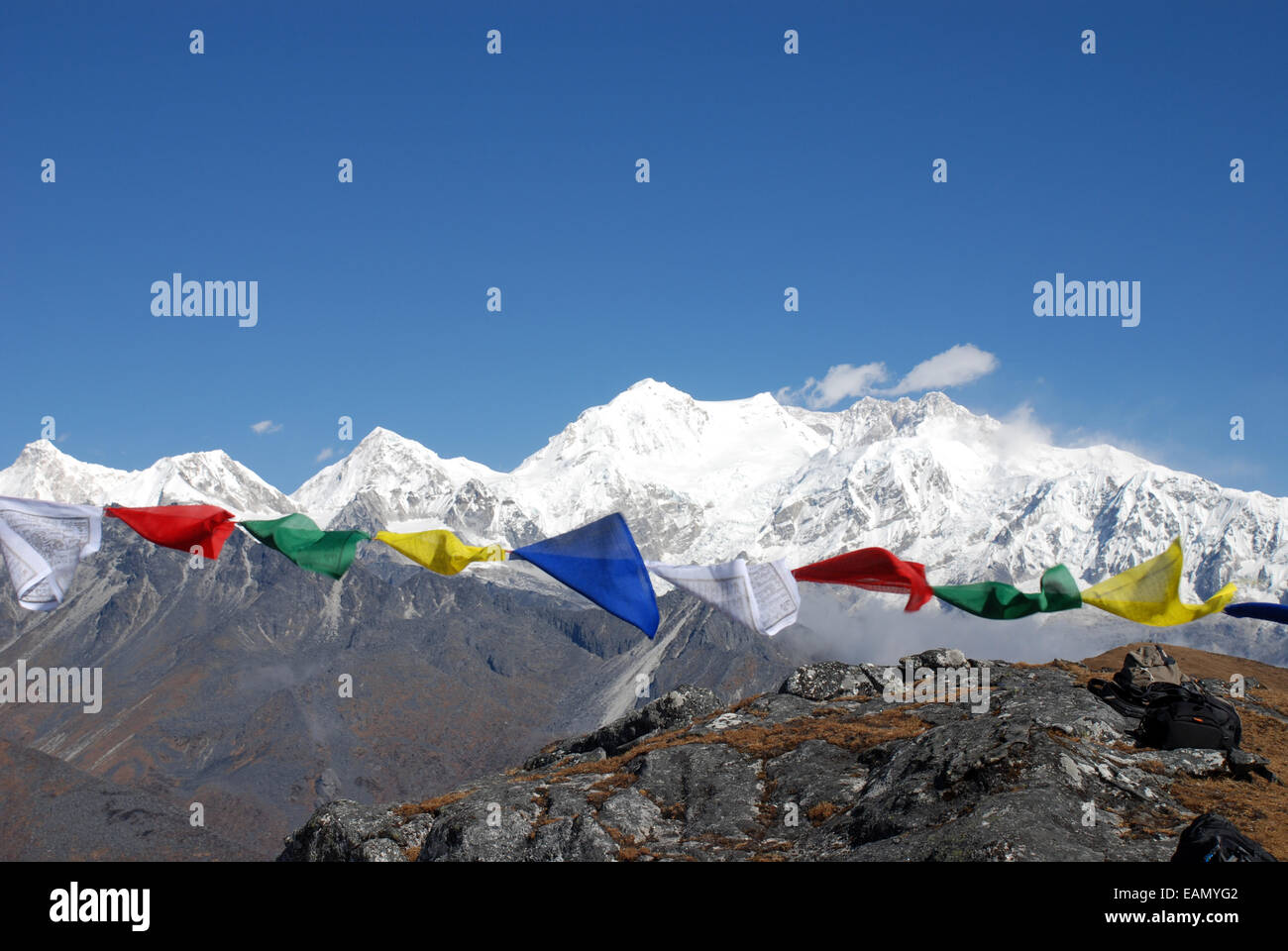 Der Himalaya Berg Kangchendzönga ist umrahmt von einer buddhistischen Gebetsfahnen Stockfoto