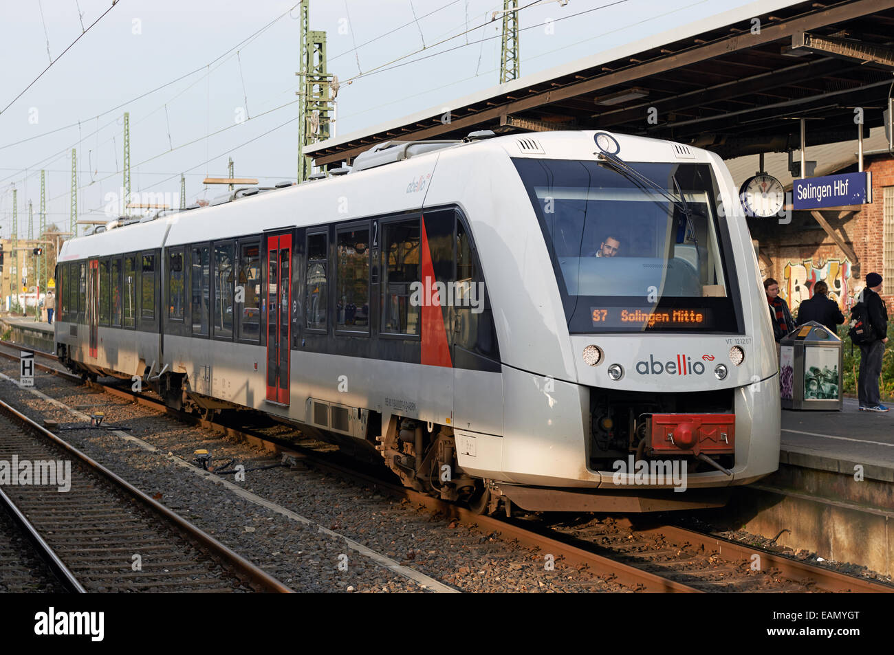 S7-Abellio lokaler Personenzug Service, Solingen, Nordrhein-Westfalen, Deutschland. Stockfoto