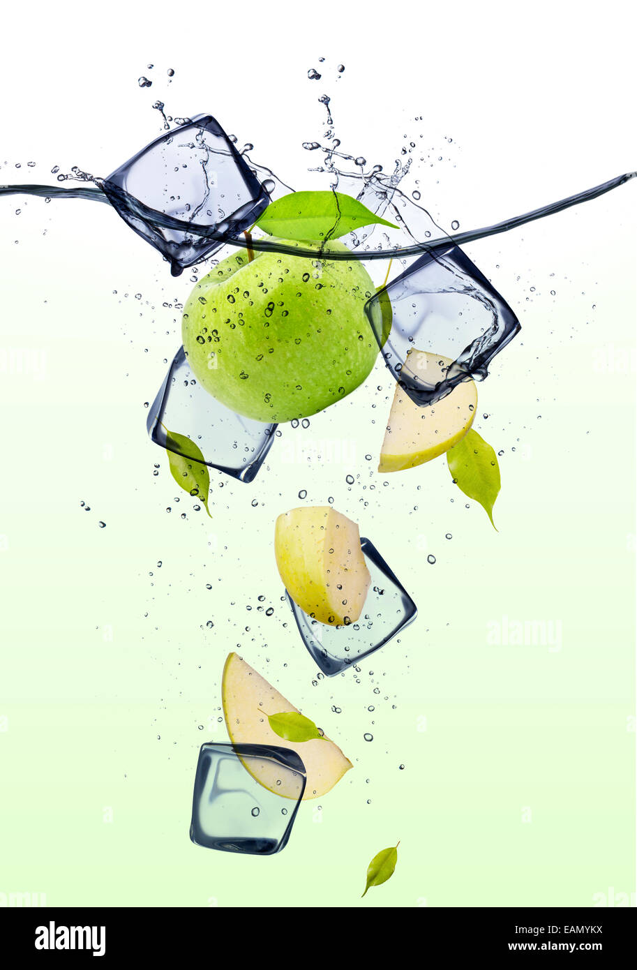 Grüner Apfelscheiben mit Eiswürfeln Stockfoto