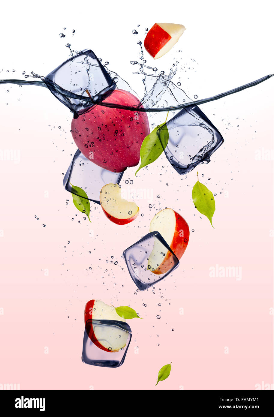 Roten Apfelscheiben mit Eiswürfeln Stockfoto