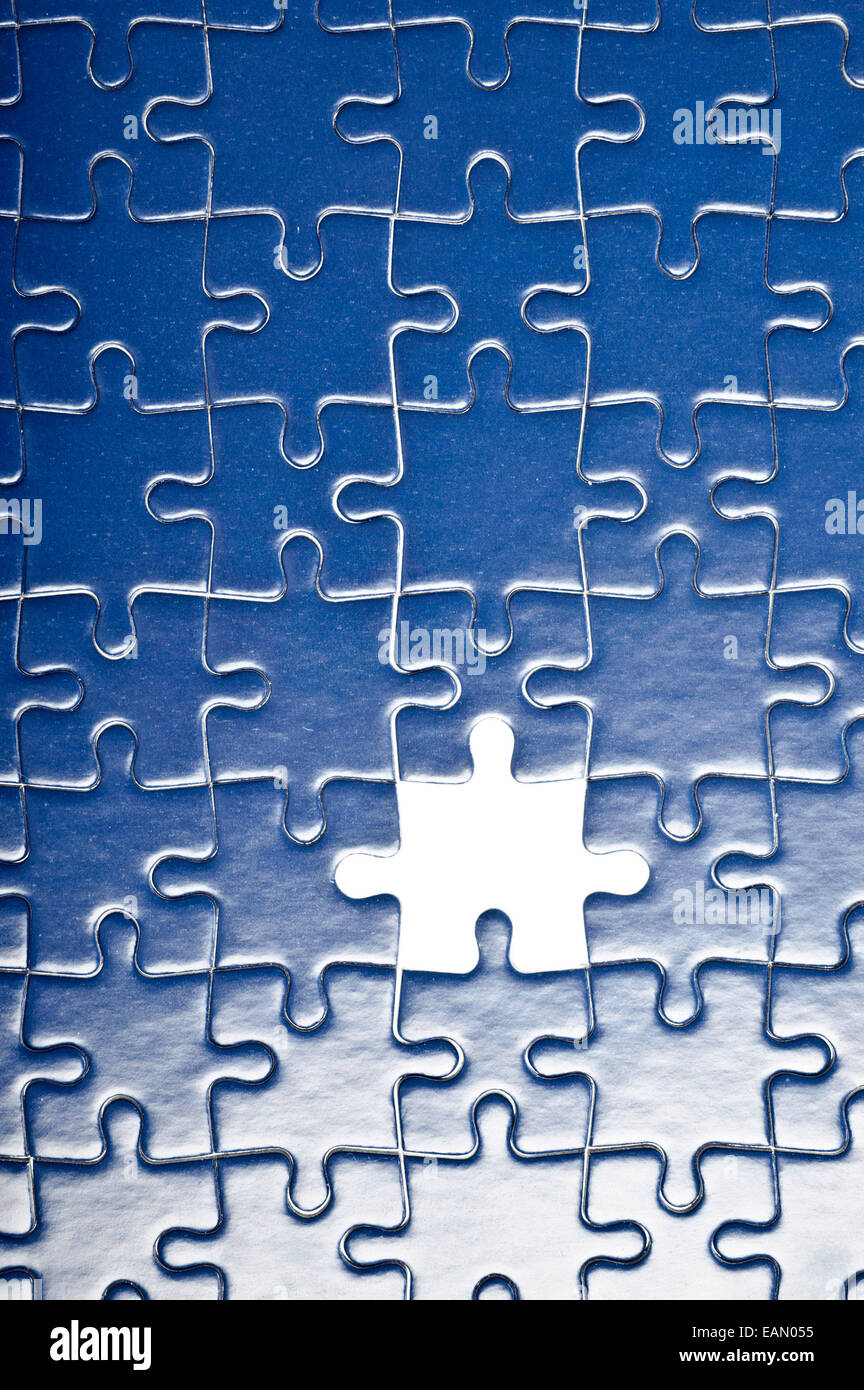 blaue Jigsaw Puzzle, ein Stück fehlt Stockfoto