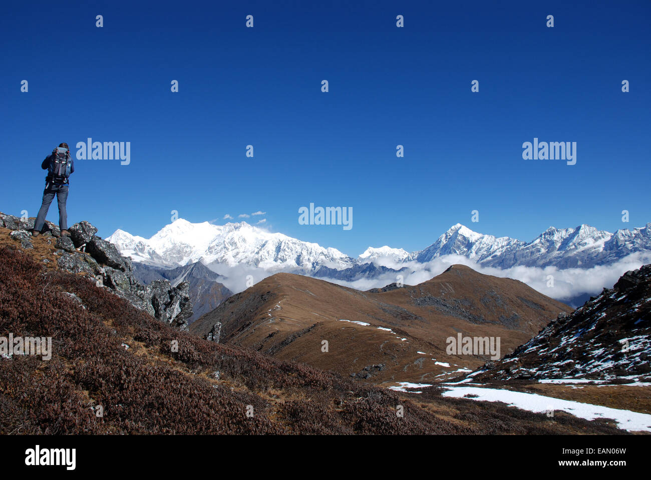 Kangchenjunga und die umliegenden Gipfel der Hohen Himalaya sind von einem Aussichtspunkt auf den Singalila Ridge in Indien gesehen Stockfoto