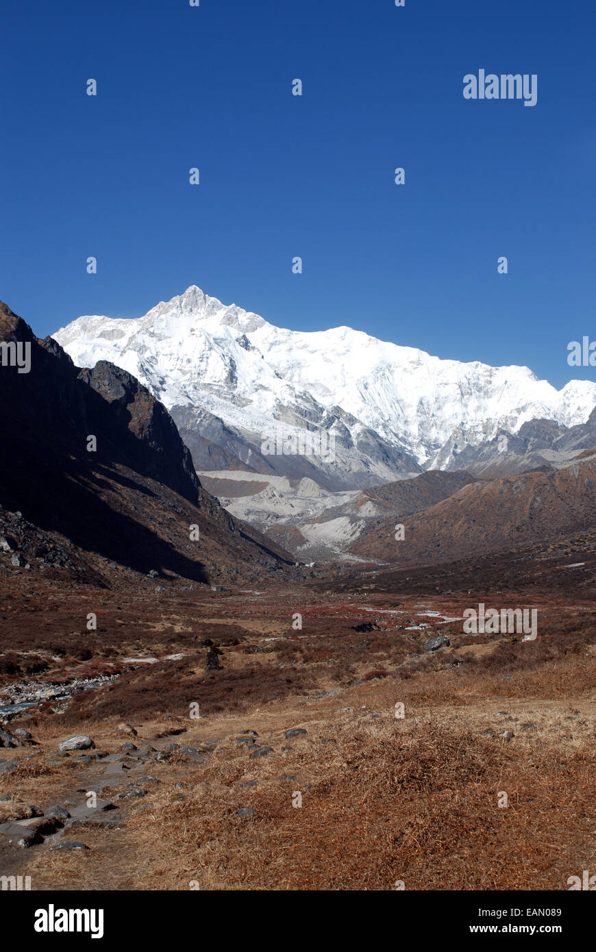 Der Berg Pandim im indischen Himalaya ist aus Thangshing in den indischen Bundesstaat Sikkim gesehen. Stockfoto
