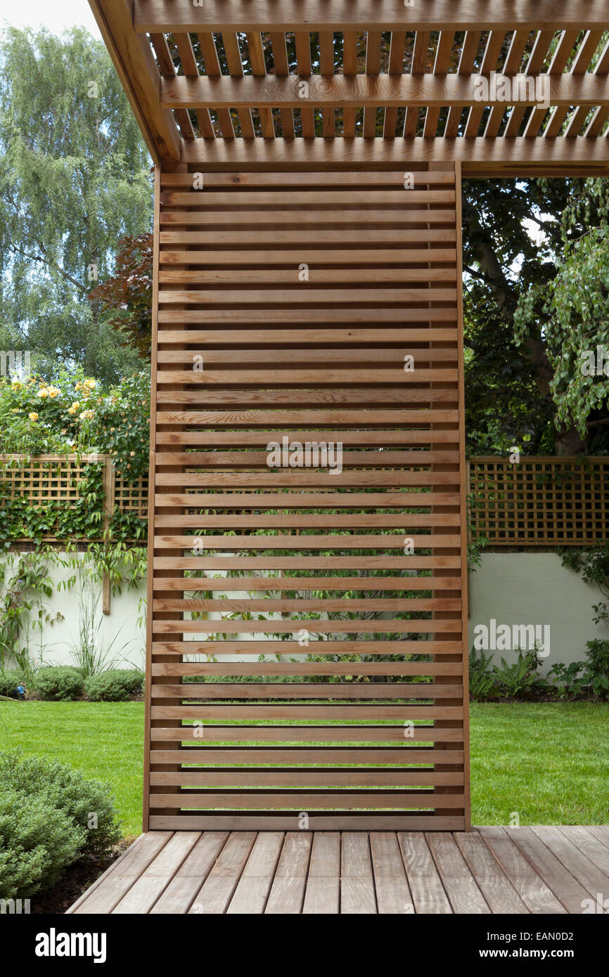 Detail des Lattenrost Zeder Pavillons im modernen Garten