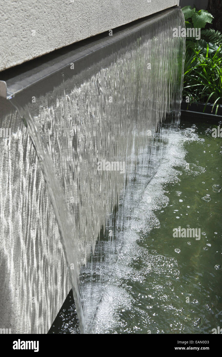 Stehender Klinge Wasserspiel Auf Der Unteren Terrasse Im Modernen Garten Stockfotografie Alamy