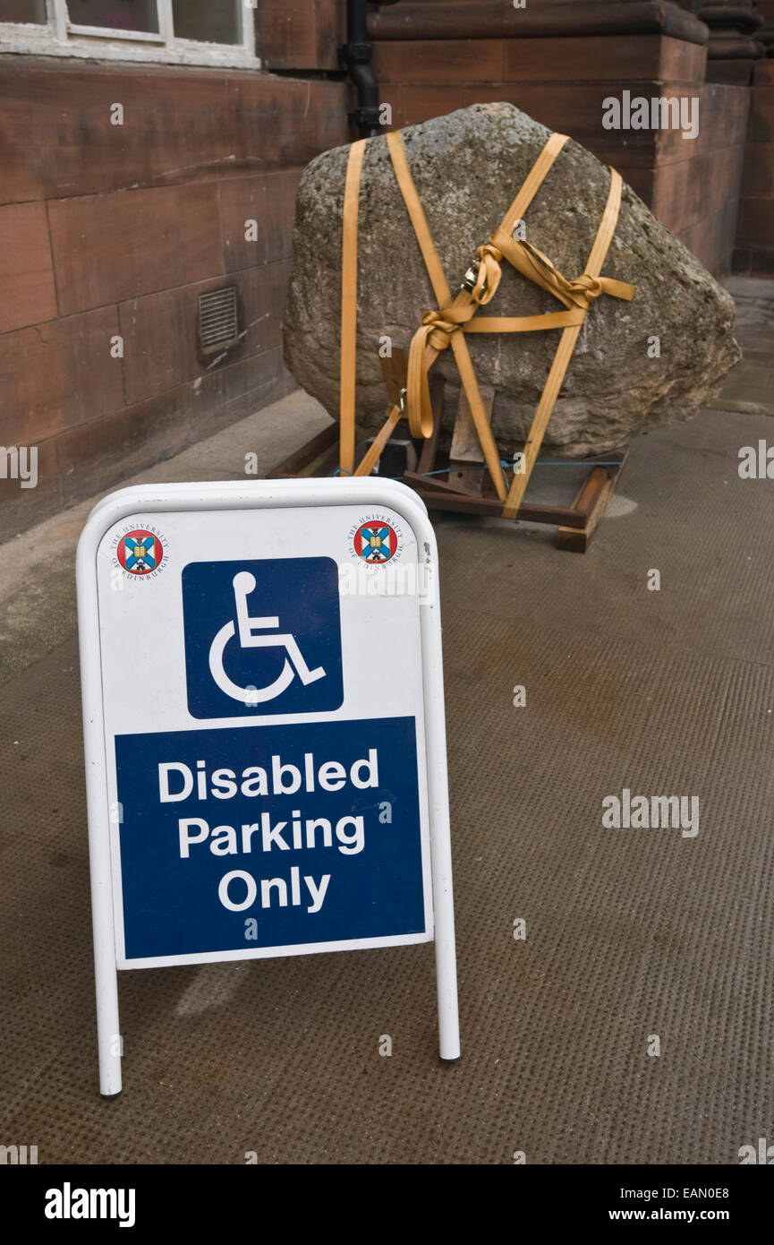 Steinblock in Behindertenparkplatz außerhalb Edinburgh College of Art Edinburgh Schottland UK Stockfoto