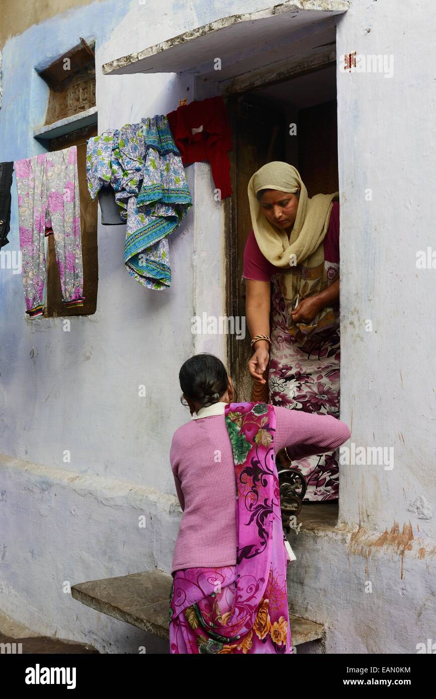 Indien, Rajasthan, Mewar, Bundi Dorf, zwei Frauen vor einer Tür in der Altstadt Stockfoto