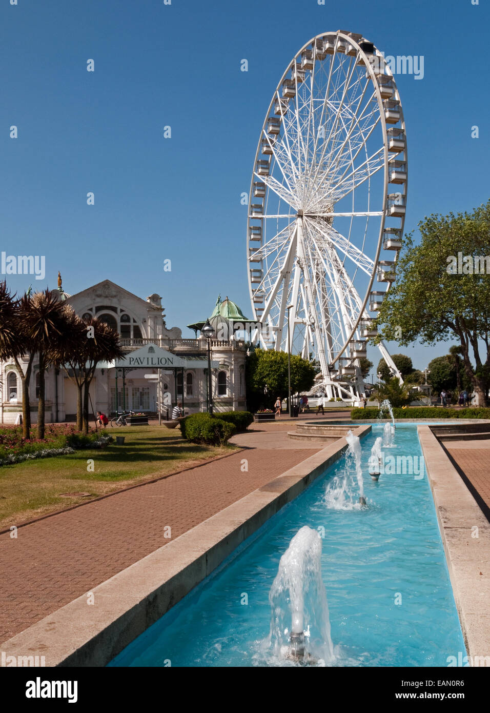 Wasserspiel als Frontmann der Pavilion Theatre und 60m hohen Riesenrad Torquay, South Devon, England Stockfoto