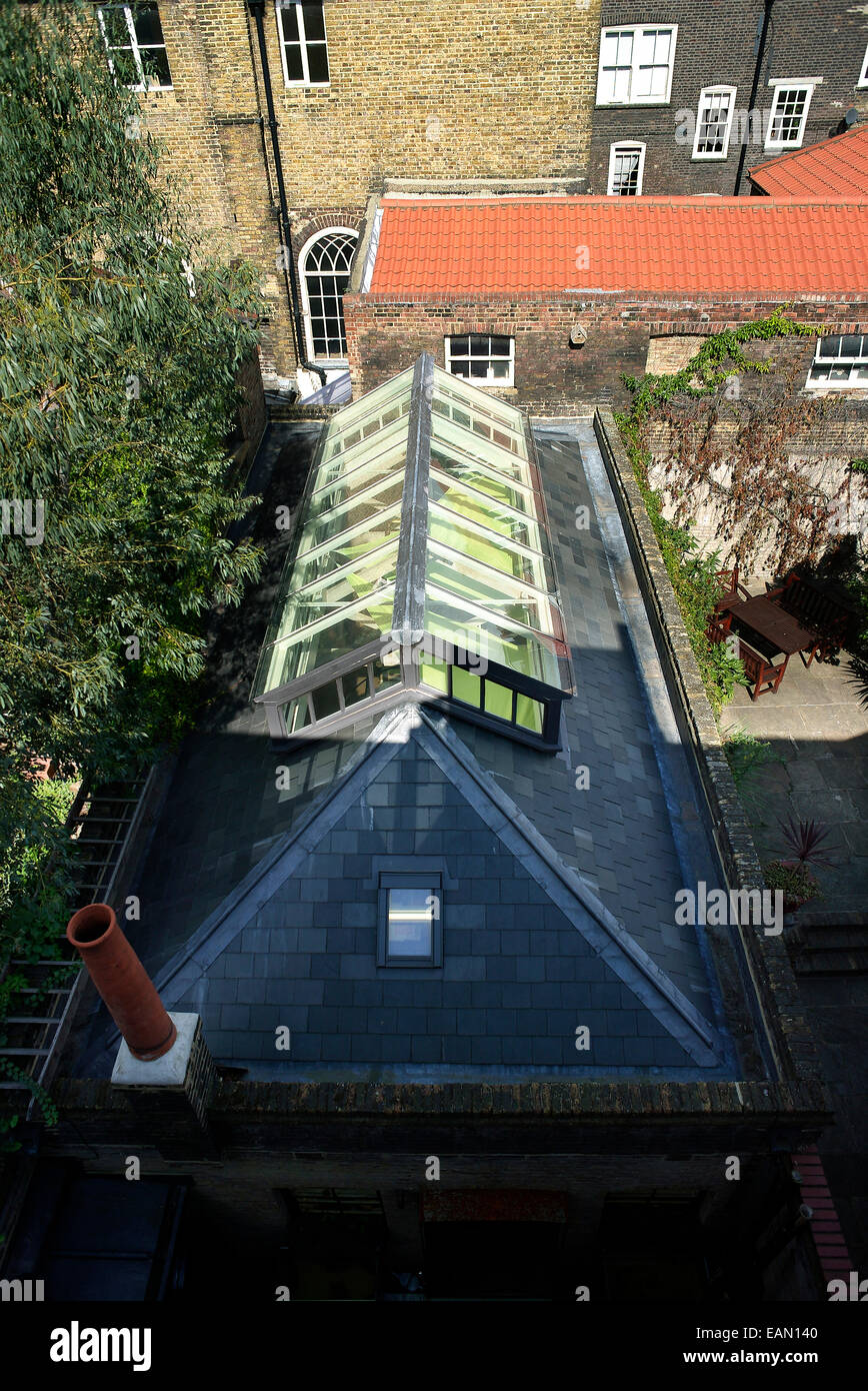 Blick hinunter auf die alte Werkstatt an der Rückseite des Eigentums, jetzt ein Architekten-Atelier, UK Stockfoto