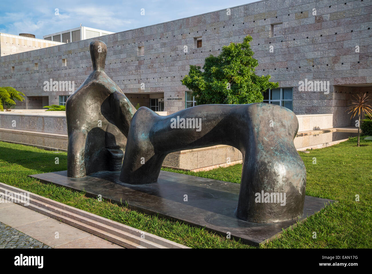 Berardo Sammlung Museum, Henry Moore Skulptur "liegende Figur, gewölbt, Bein, 1969-1970 CCB, Belem Viertel, Lissabon, Portugal Stockfoto