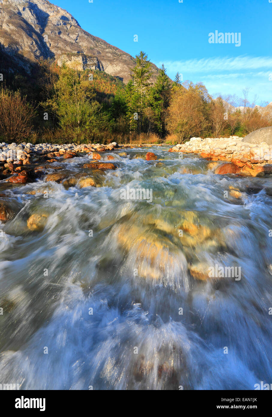 Fluss Soca in Slowenien Stockfoto