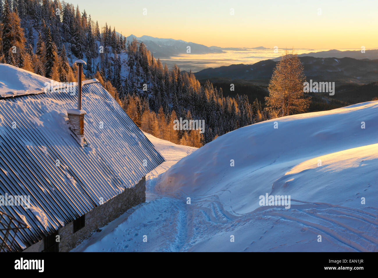 Winter Sunrise, Berghütte in den slowenischen Alpen, Blejska Koca. Stockfoto