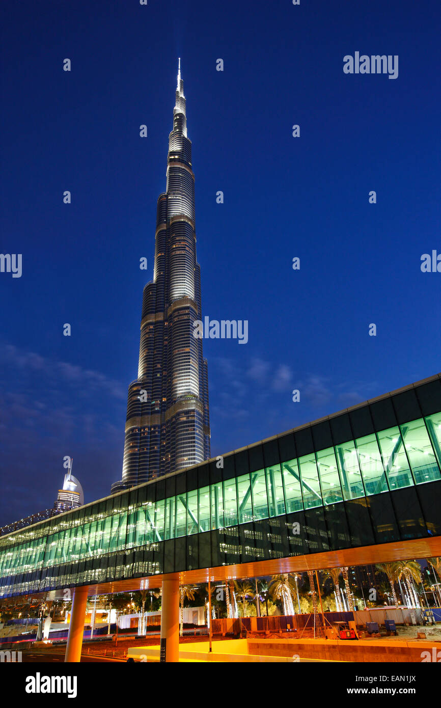 Moderne Architektur. Durchgang zu Dubai Mall und Burj Khalifa im Hintergrund, Dubai. Stockfoto