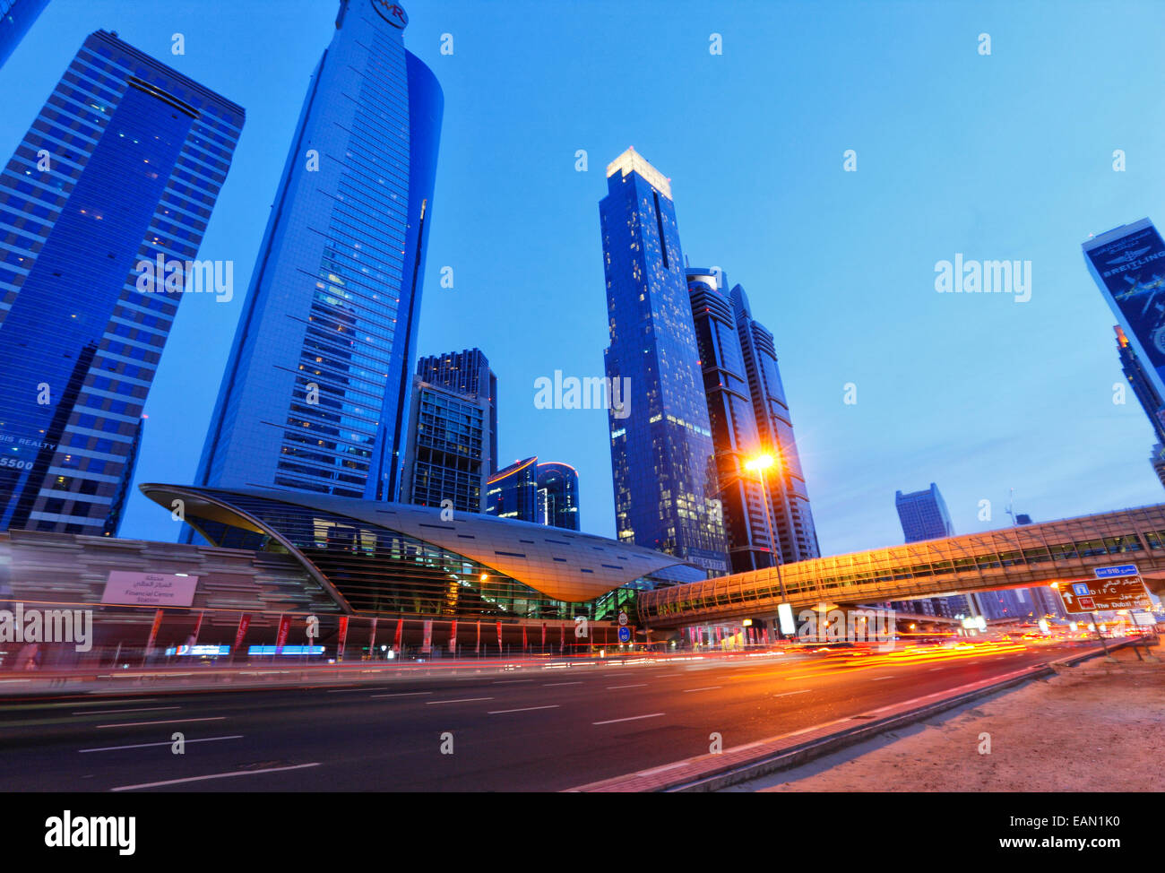 Moderner Architektur der Metro Bahnhof Sheikh Zayed Road in Dubai. Stockfoto