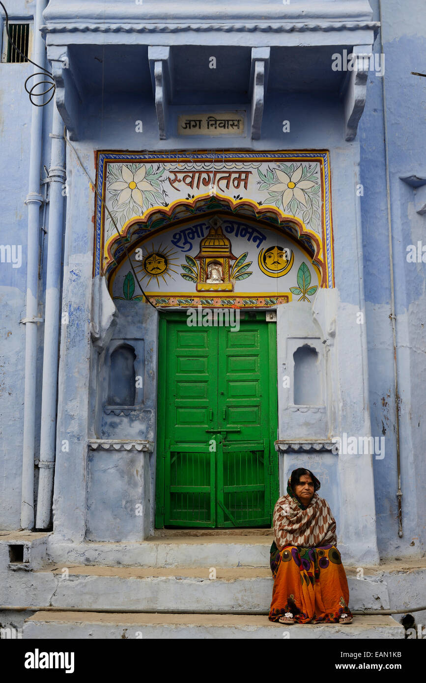 Asien, Indien, Rajasthan, Mewar, Bundi, Frau vor der Tür eines traditionellen Hauses Stockfoto