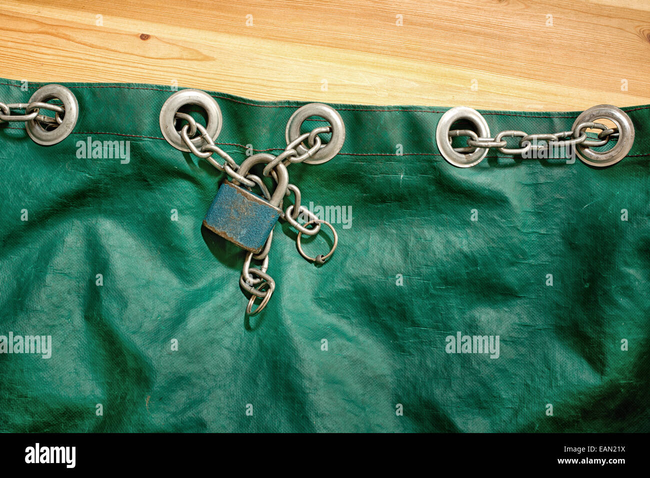 Schloss mit Kette auf die alte Tasche Stockfoto