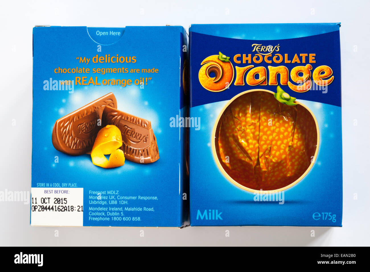 Terry's Milk Chocolate Orange auf weißem Hintergrund - zwei Felder zeigen die Vorder- und Rückseite Stockfoto