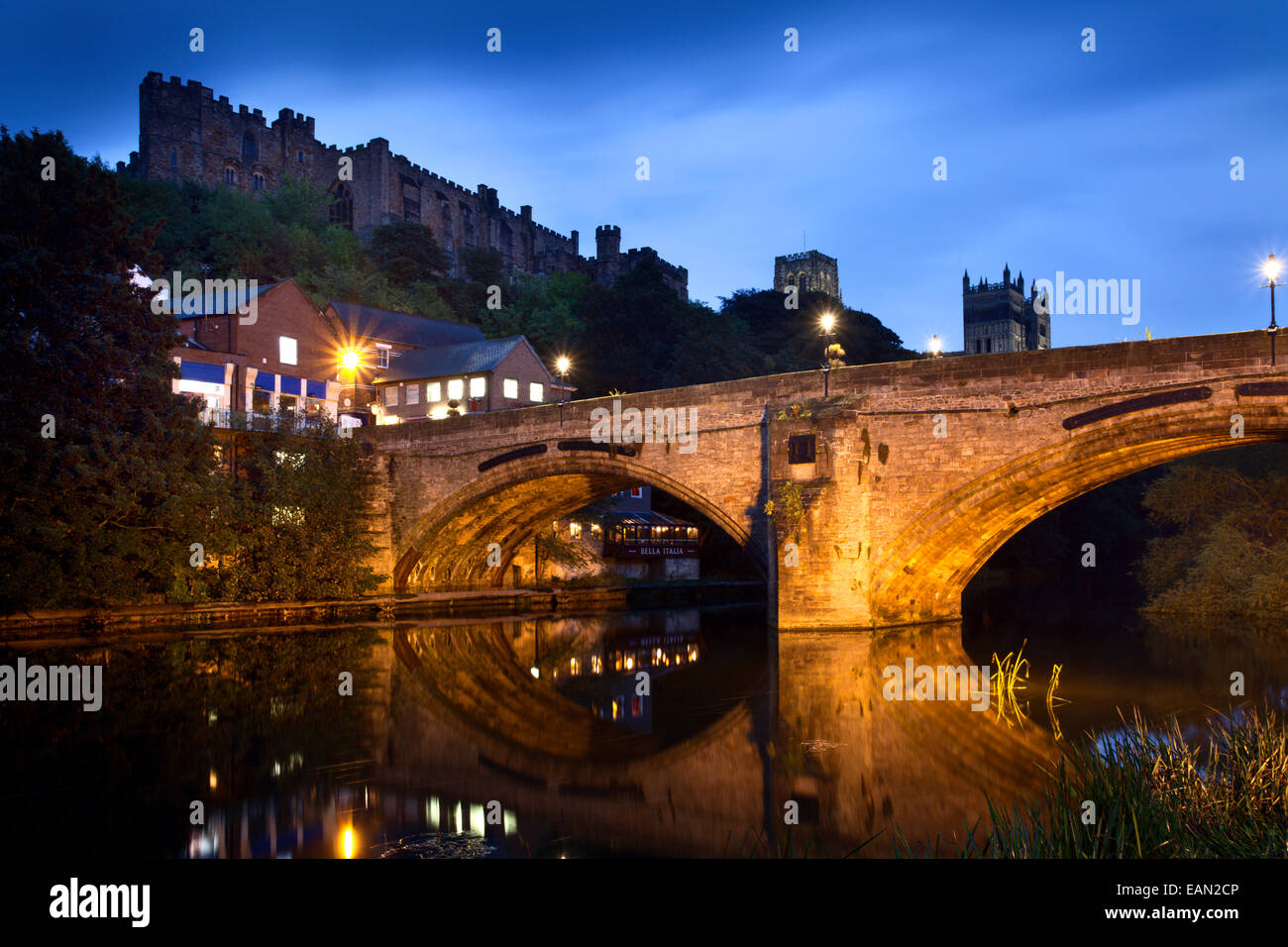 Durham Castle und die Kathedrale über Framwellgate Brücke an der Dämmerung Durham County Durham in England Stockfoto