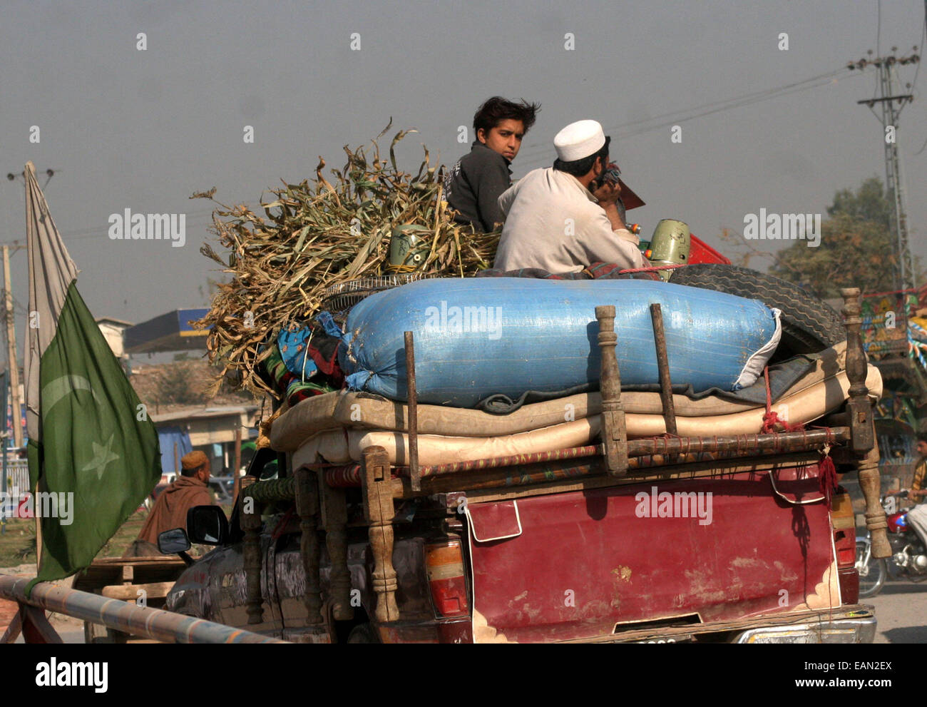 Peshawar. 18. November 2014. Pakistanische Stammes-Familien flohen aus dem benachbarten Stammesregion Khyber aufgrund der Kämpfe zwischen Sicherheitskräften und militanten Gruppen, warten Registrierung in einem Büro am Stadtrand von Nordwest-Pakistan Peshawar am 18. November 2014. © Ahmad Sidique/Xinhua/Alamy Live-Nachrichten Stockfoto