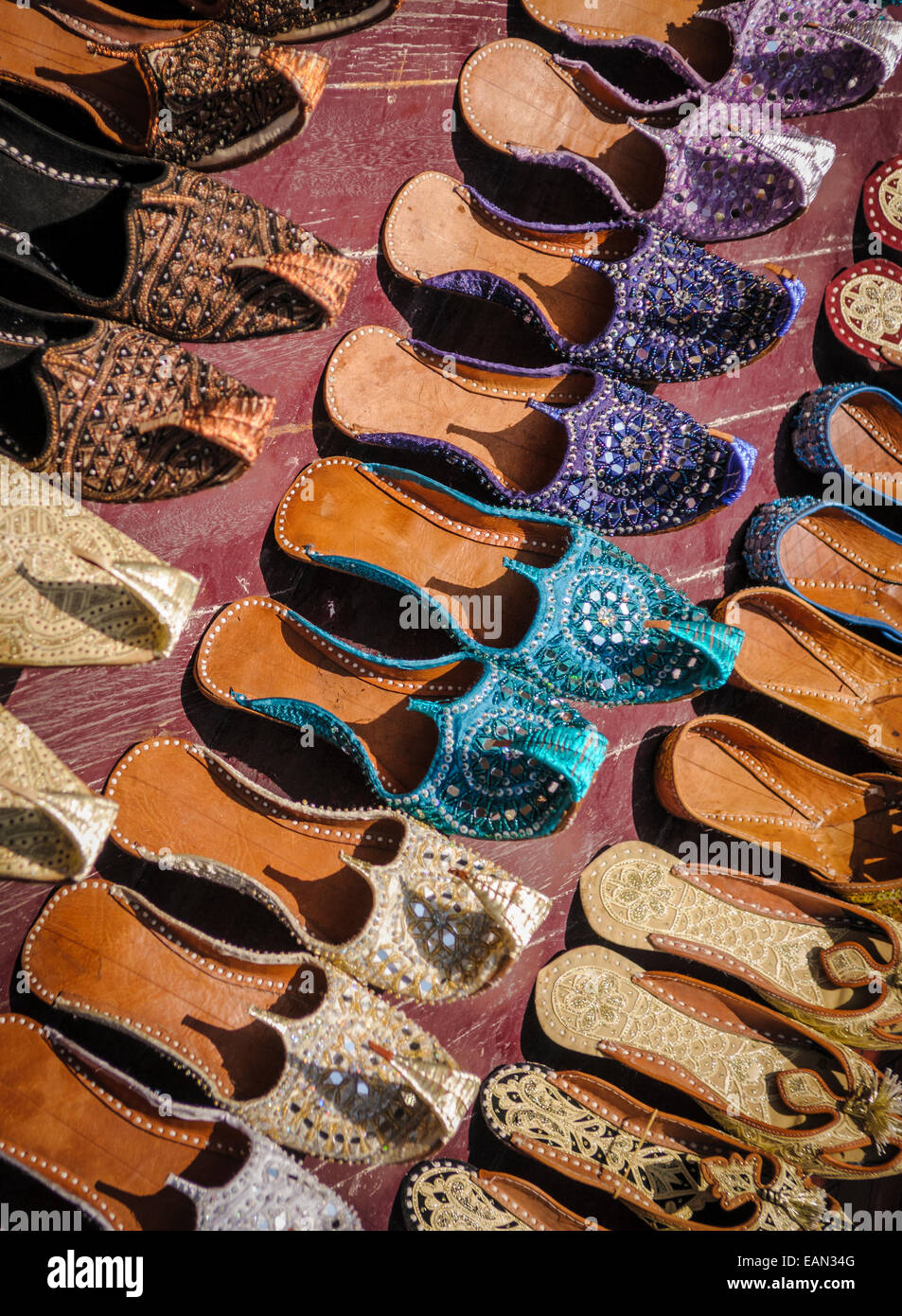 Arabische Schuhe zum Verkauf in einem traditionellen Souk in alten Dubai, Vereinigte Arabische Emirate. Stockfoto