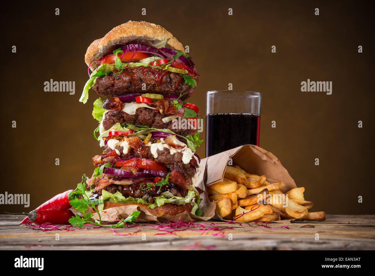 Leckeren großen Hamburger auf hölzernen Hintergrund Stockfoto