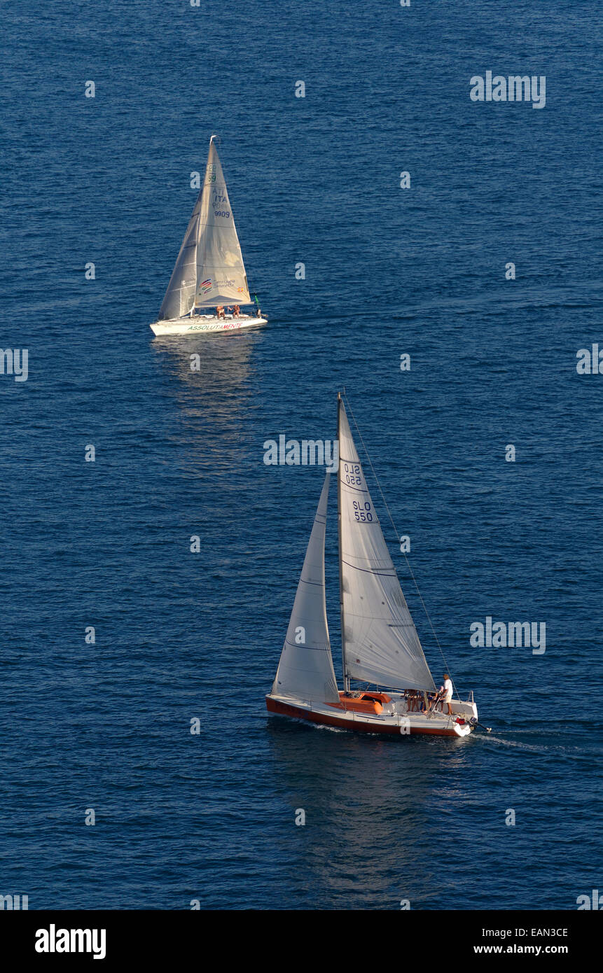 Cruiser/racer Yacht Segeln Segeln auf einem Kollisionskurs mit schließen geschleppte Schiff im Vordergrund haben "Vorfahrt". Stockfoto