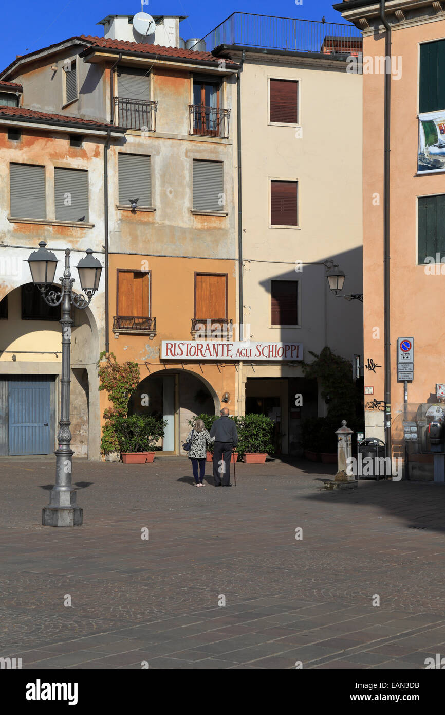 Ein älteres Ehepaar Fuß auf einer Straße in Vicenza, Italien, Region Venetien. Stockfoto