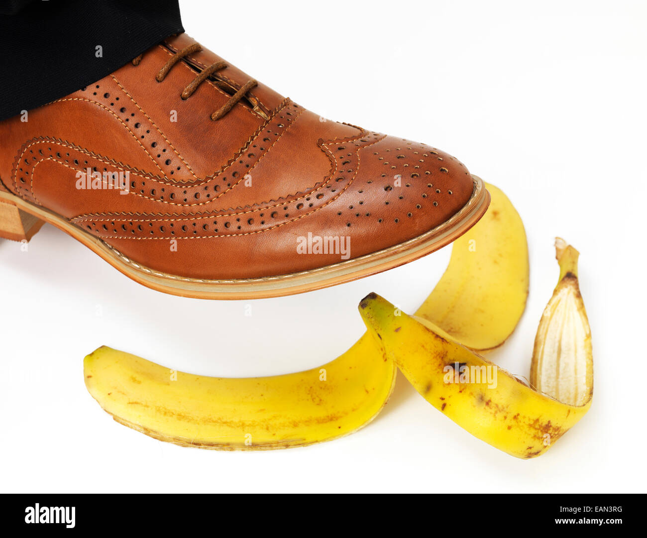 Brown-Brogue Rutschen auf einer Banane Stockfoto