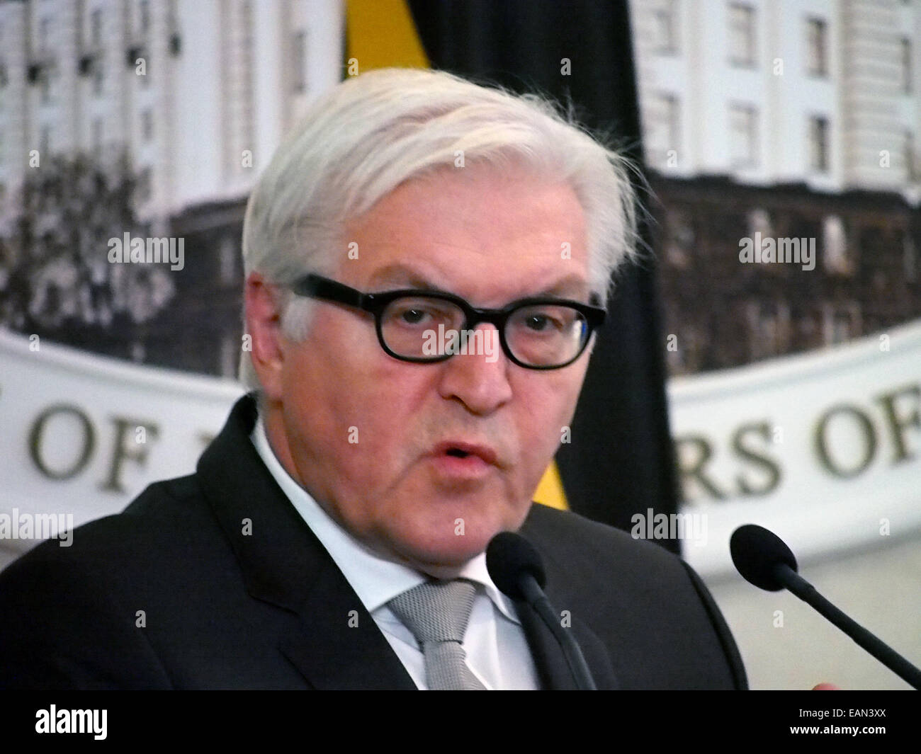 18. November 2014 - der deutsche Außenminister Frank-Walter Steinmeier. --Deutsche Außenminister erklärt, dass die Vereinbarung von Minsk nicht erfüllt sind... Unter anderem sagte er: "die Situation ist angespannt im Osten der Ukraine innerhalb von drei Monaten erhöht. Wir waren sehr froh, dass nach einer Phase der Ruhe in Minsk, die ist leicht vermindert kämpfen, der gefallen ist und die Zahl der Todesfälle täglich, aber jetzt wieder eine Situation kam, in der wir alles tun müssen, enthalten die Situation und den Zustand war es vor wieder, aber es sollte die Grundlage, auf denen können wir beziehen sich immer auf und wir o tragen müssen Stockfoto