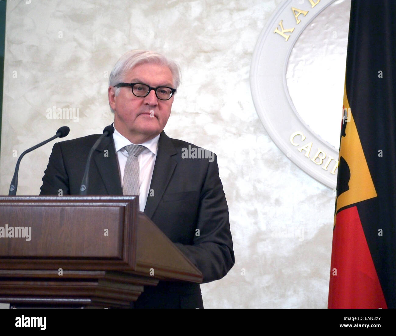 18. November 2014 - der deutsche Außenminister Frank-Walter Steinmeier. --Deutsche Außenminister erklärt, dass die Vereinbarung von Minsk nicht erfüllt sind... Unter anderem sagte er: "die Situation ist angespannt im Osten der Ukraine innerhalb von drei Monaten erhöht. Wir waren sehr froh, dass nach einer Phase der Ruhe in Minsk, die ist leicht vermindert kämpfen, der gefallen ist und die Zahl der Todesfälle täglich, aber jetzt wieder eine Situation kam, in der wir alles tun müssen, enthalten die Situation und den Zustand war es vor wieder, aber es sollte die Grundlage, auf denen können wir beziehen sich immer auf und wir o tragen müssen Stockfoto