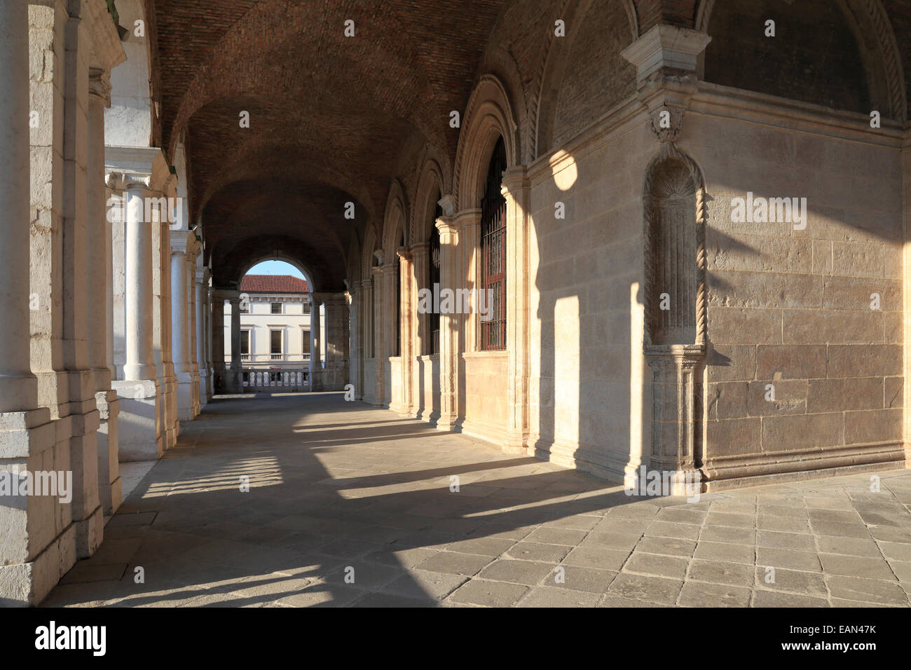 Untere Loggia von Basilica Palladiana in Vicenza, Italien, Region Venetien. Stockfoto