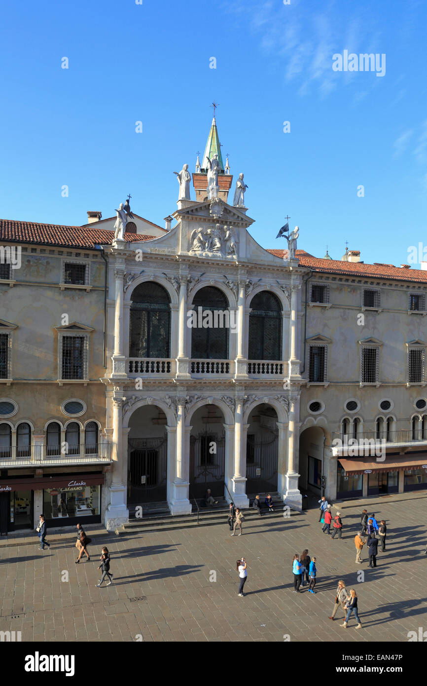Touristen in den Palazzo del Monte di Pietà außerhalb der Kirche von San Vincenzo in Vicenza, Italien, Region Venetien. Stockfoto