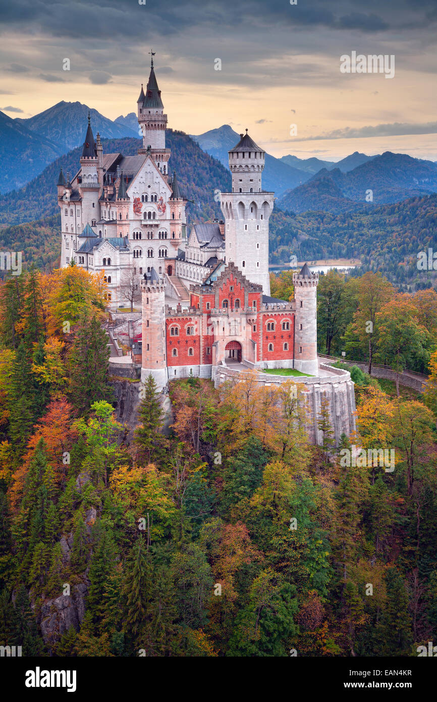 Schloss Neuschwanstein, Deutschland. Schloss Neuschwanstein in Hohenschwangau, Deutschland während Herbstnachmittag. Stockfoto