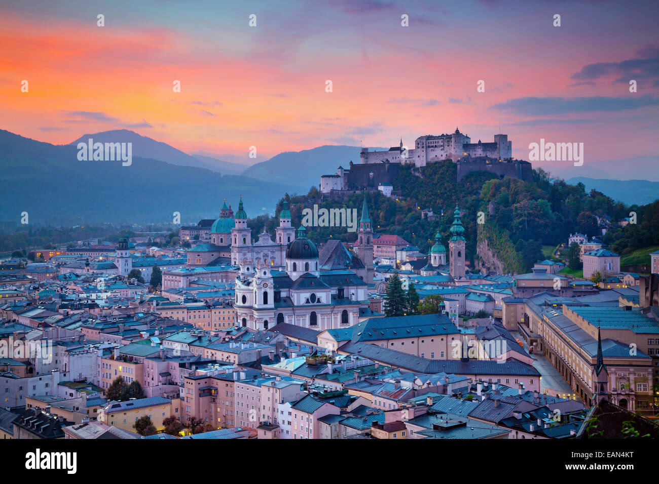 Salzburg, Österreich. Bild des Salzburger während Herbst Sonnenaufgang. Stockfoto