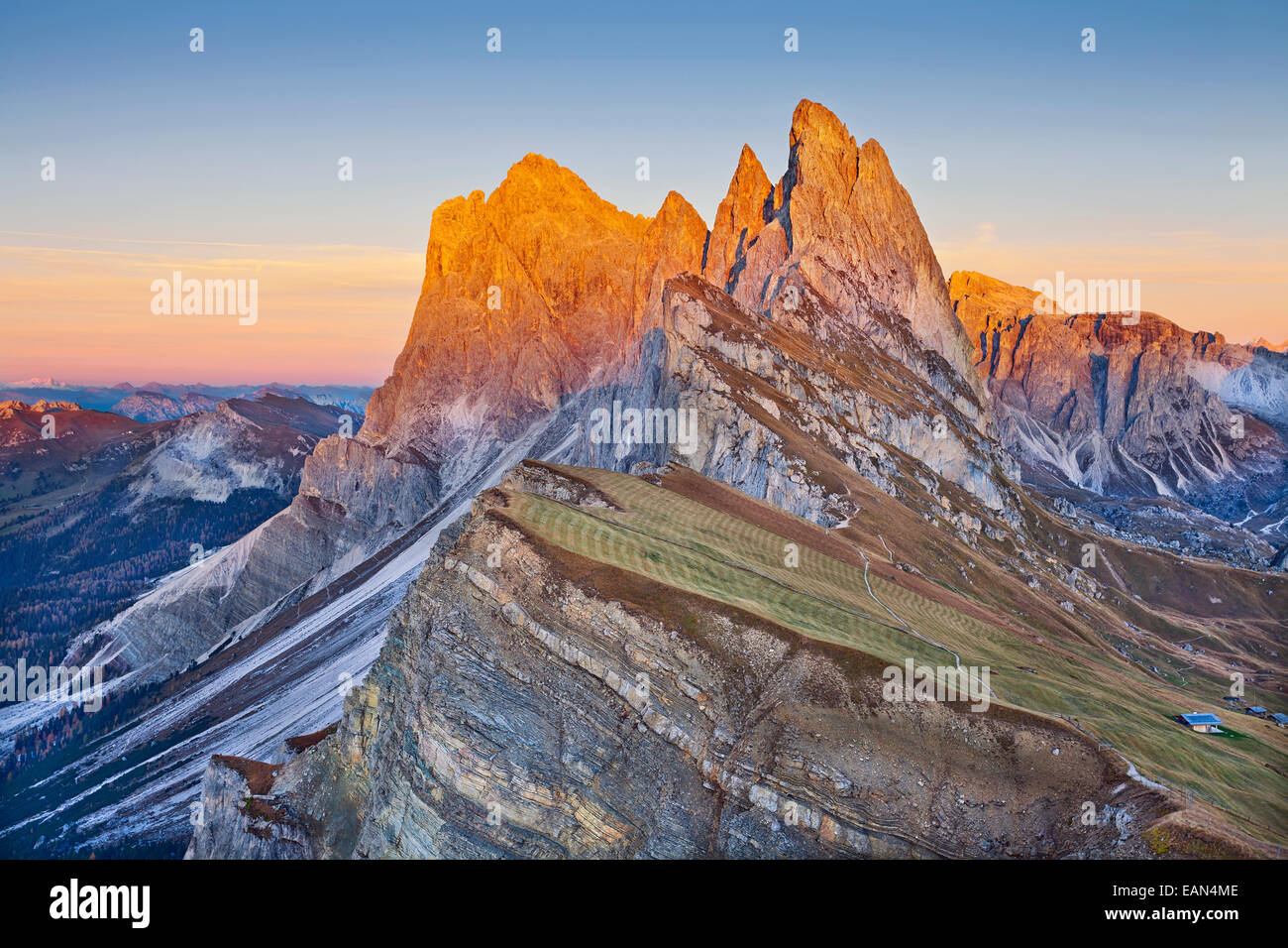 Dolomiten. Blick vom Mt. Seceda in italienischen Alpen im wunderschönen Sonnenuntergang. Stockfoto