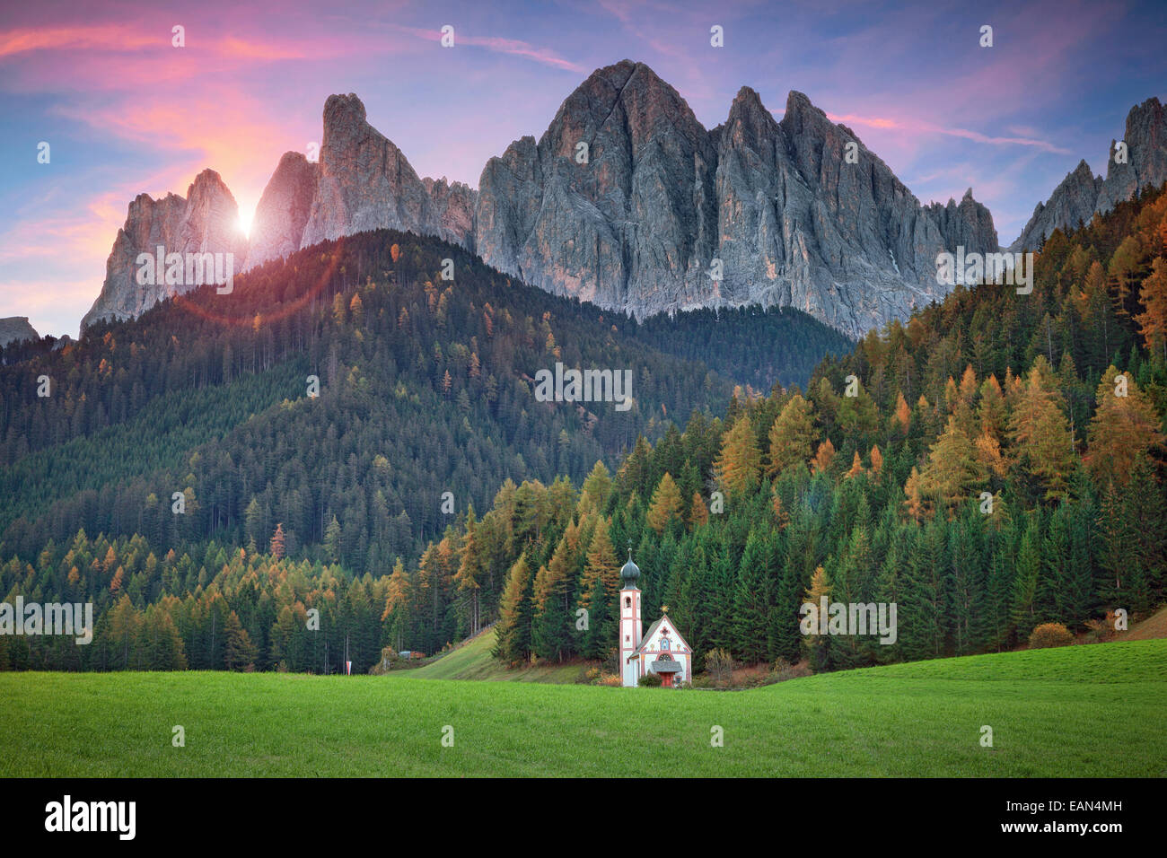 Dolomiten. Die kleine Kirche S.Giovanni in Ranui, befindet sich im Villnösser Tal, Tirol, Süditalien. Stockfoto