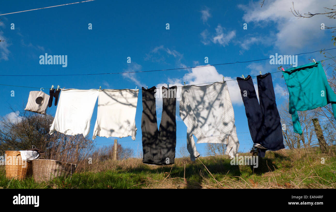 Eine Wäscheleine mit Kleidung aufhängen außerhalb im Herbst Sonnenschein in Carmarthenshire Wales UK KATHY DEWITT Stockfoto