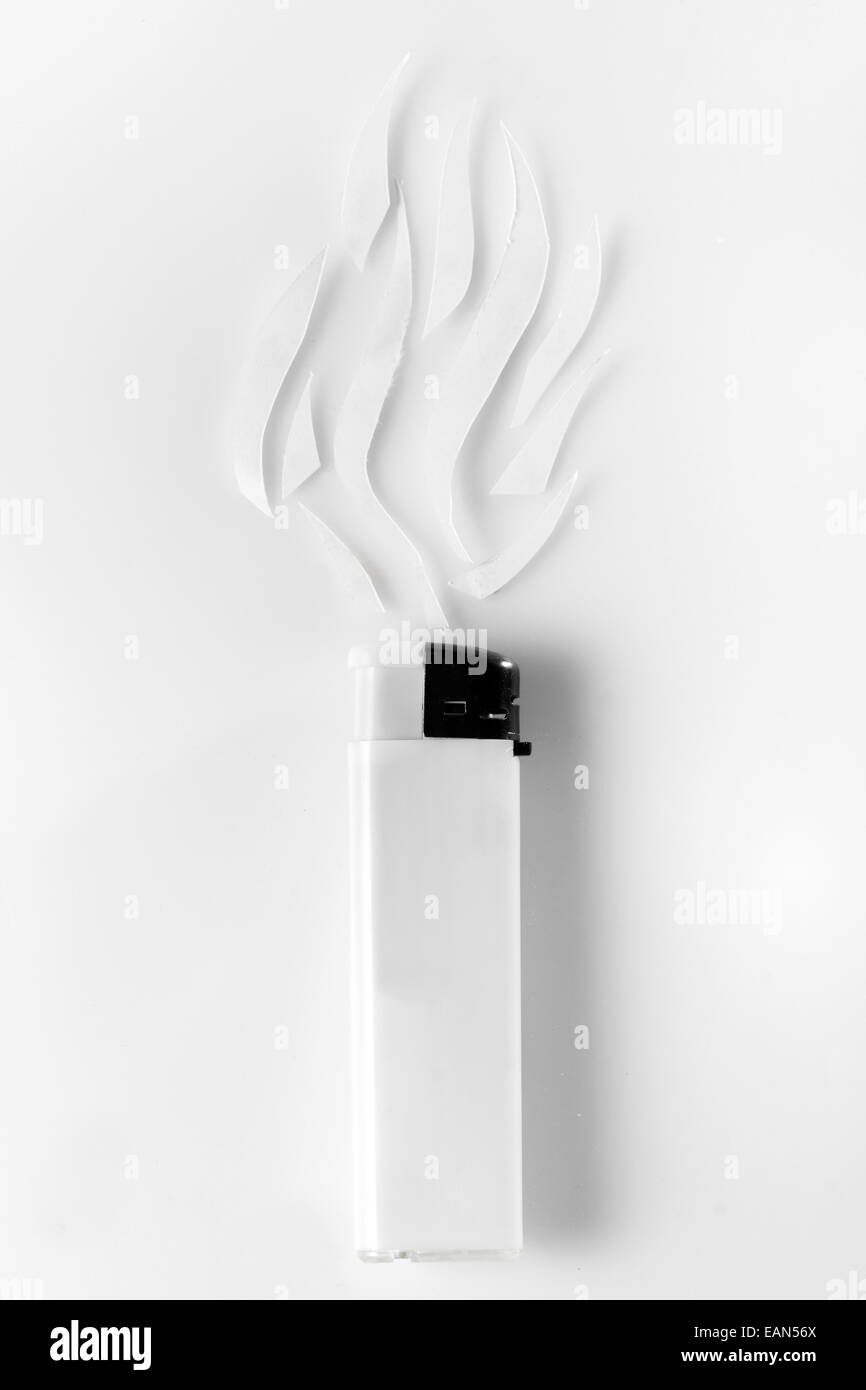 weißes Feuerzeug und abstrakt Rauch auf weißem Hintergrund Stockfoto